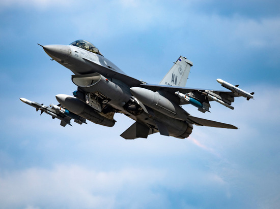 Премьер Польши назвал условие для передачи истребителей F-16 Украине