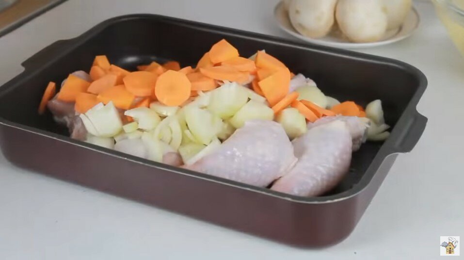 Когда хочу вкусный ужин,но лень стоять у плиты, я делаю это блюдо из курицы и картошки (запекаю в духовке)