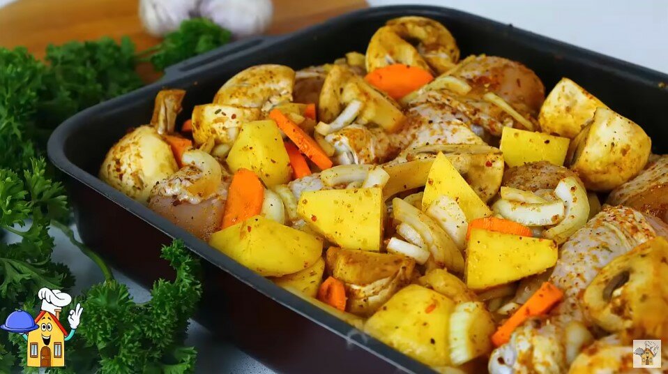 Когда хочу вкусный ужин,но лень стоять у плиты, я делаю это блюдо из курицы и картошки (запекаю в духовке)
