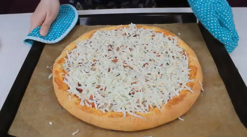 Тесто для пиццы готовлю только так: тонкое,с хрустящим краем,а пицца получается как в пиццерии. Делюсь рецептом