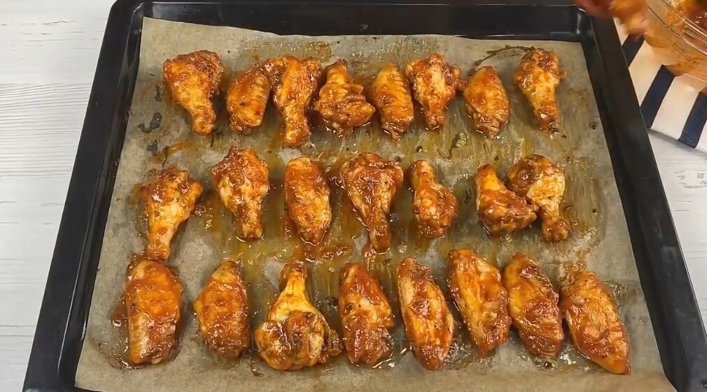 Когда мне хочется особенно вкусных куриных крылышек, я готовлю их именно по этому рецепту: крылышки 