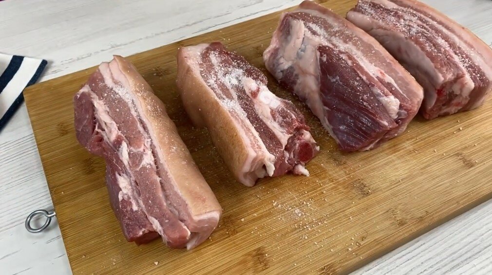 Рецепт этого мяса в прошлом году стал хитом среди моих знакомых и подписчиков: мясо беру недорогое и готовлю на одной сковороде