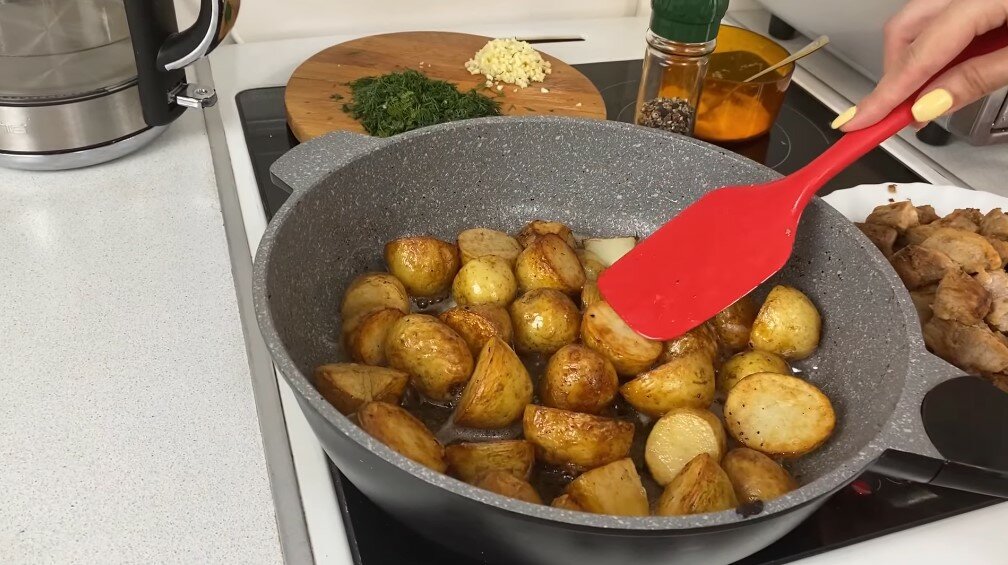 Беру картошку и любое мясо: готовлю просто на сковороде (вкусно как в детстве у мамы). Картошка с мясом