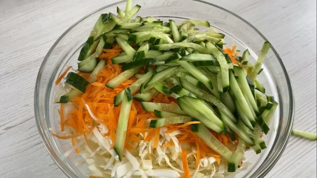 Вроде бы обычный капустный салат,но до чего же вкусный: а все дело в заправке. Делюсь рецептом