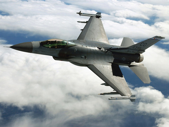 Экс-посол США Макфол назвал условие передачи Украине истребителей F-16