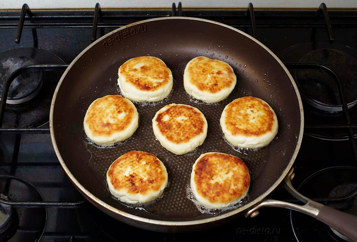 Рецепт высоких воздушных сырников на сковороде: мягкие, пышные, аппетитные!