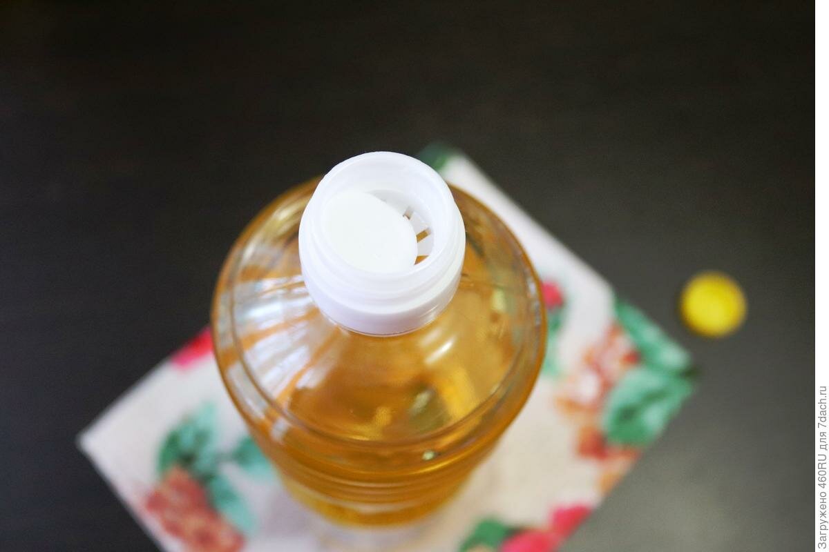 Как экономно использовать растительное масло при помощи заглушки с колечком?