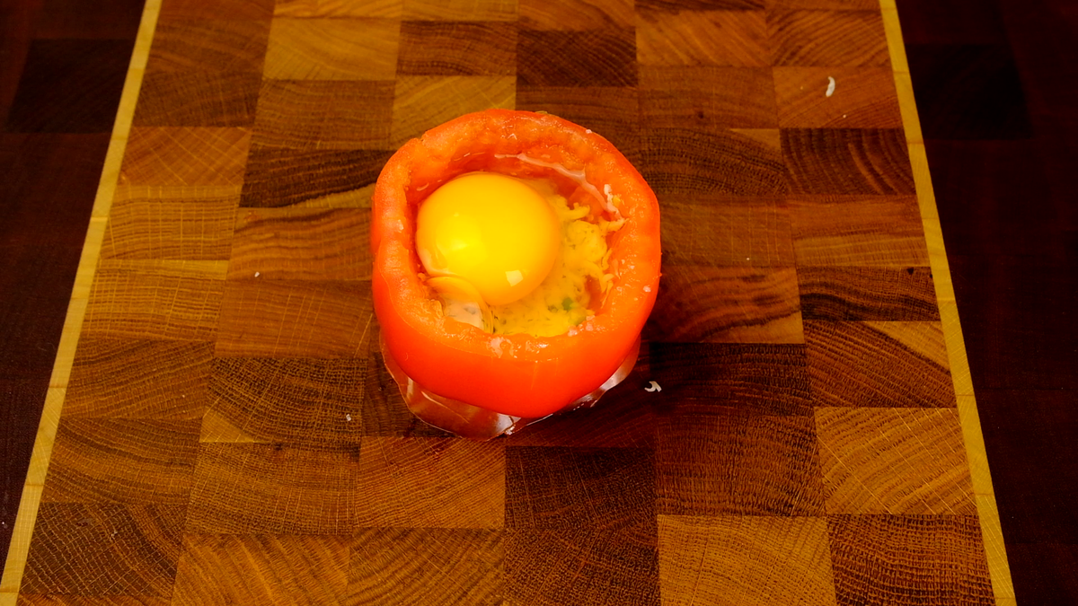Делюсь самым любимым блюдом племянницы, которая почему-то без ума от яйца в помидоре и постоянно просит его приготовить