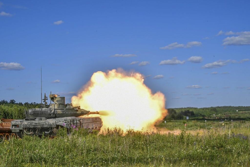 «Танк Т-90М уцелел при обстреле с трёх сторон»: В чём секрет выживаемости российских танков?