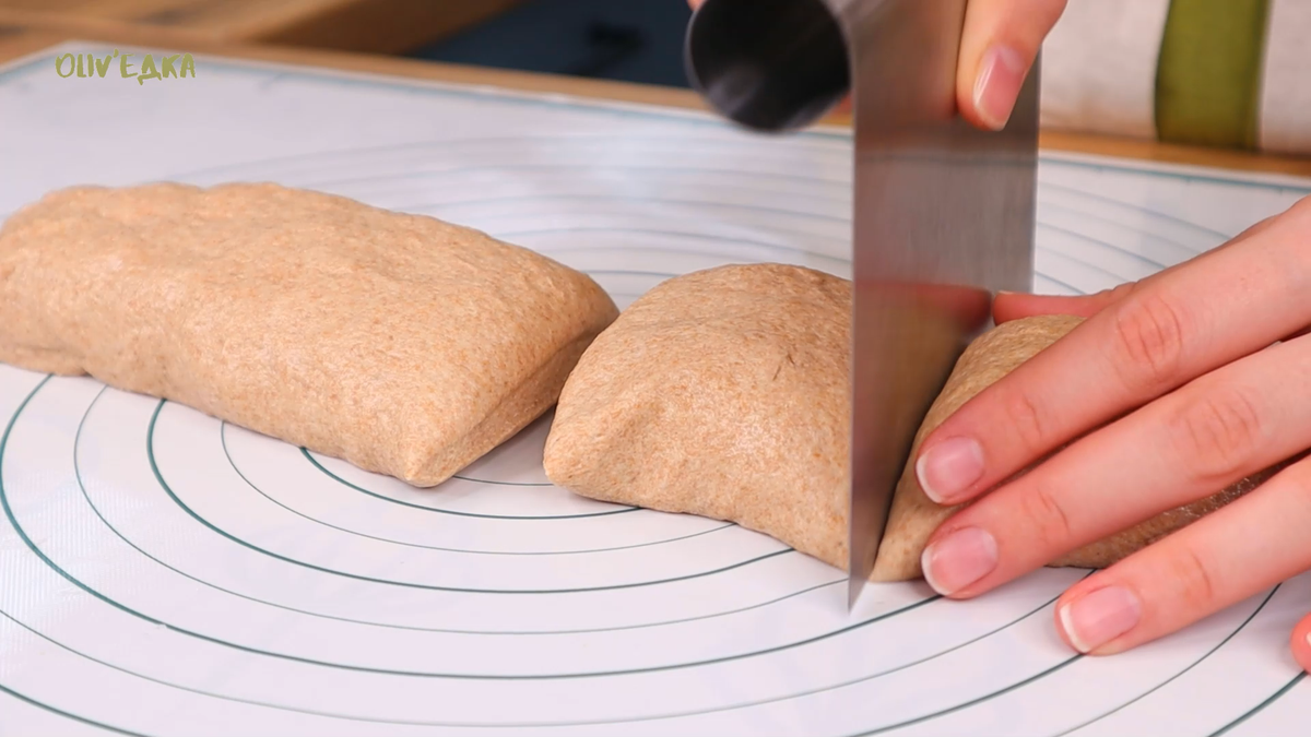 Пеку цельнозерновые хлебные булочки, уменьшила содержание обычной пшеничной муки, так получается полезнее и вымешивать долго не нужно