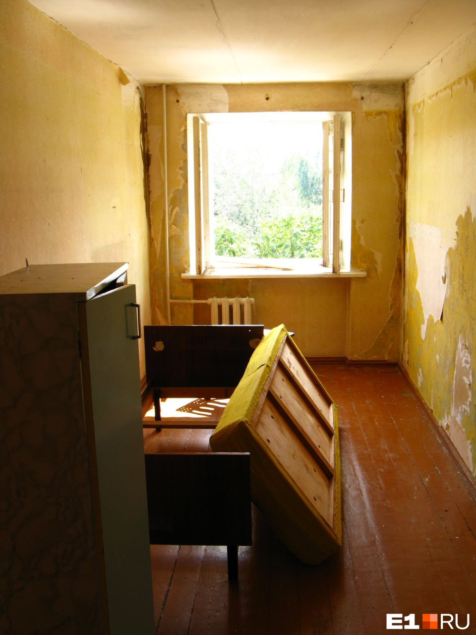 Во всех комнатах купленной квартиры со стен отваливались обои и штукатурка