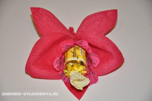 buket-orhideia-iz-konfet-gofrirovannoi-bumagi-master-class-19