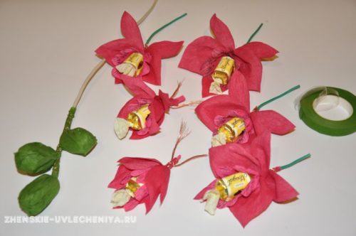 buket-orhideia-iz-konfet-gofrirovannoi-bumagi-master-class-24