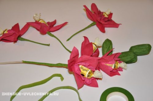 buket-orhideia-iz-konfet-gofrirovannoi-bumagi-master-class-27