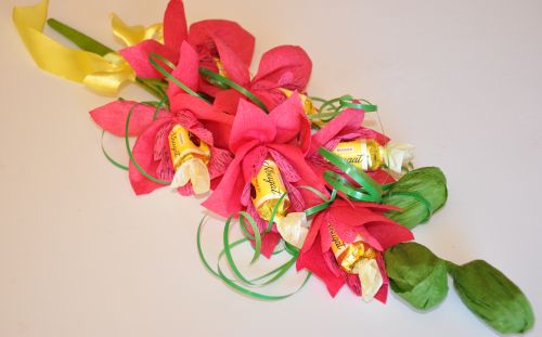 Ветка орхидеи из конфет и гофрированной бумаги – мастер-класс по созданию шикарного букета