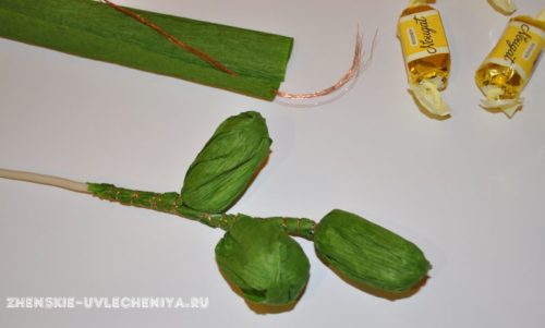 buket-orhideia-iz-konfet-gofrirovannoi-bumagi-master-class-5