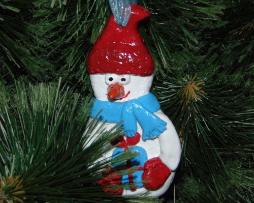 Забавный снеговик – как сделать елочную игрушку своими руками из соленого теста