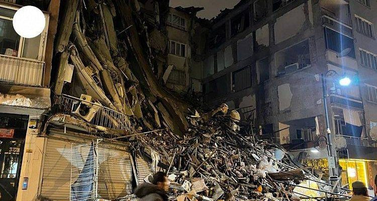 Мощное землетрясение в Турции унесло жизни более 70 человек: что известно к этому часу, последние новости с места события, фото и видео